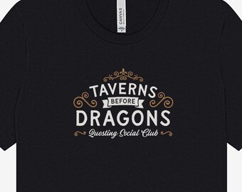 Könnte beinhalten: Schwarzes T-Shirt mit einer goldenen und weißen Grafik, auf der "Taverns Before Dragons Questing Social Club" steht.