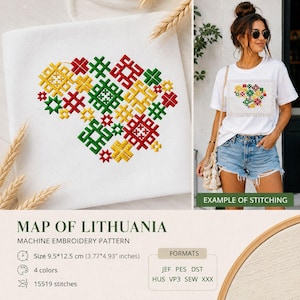 Pode incluir: Uma t-shirt branca com um padrão de bordado à máquina do mapa da Lituânia, composto por motivos geométricos de ponto cruz em vermelho, verde e amarelo. O design mede 9,5 por 12,5 cm e consiste em 15519 pontos em 4 cores.