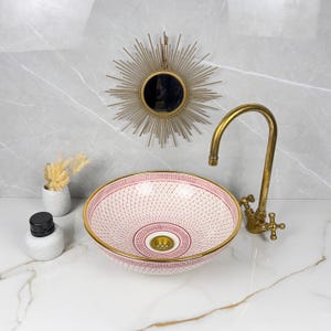 Roze keramische badkamer wastafel met gouden rand, roze en gouden boerderijbekken, roze aardewerk wastafel voor toilet met gouden rand.