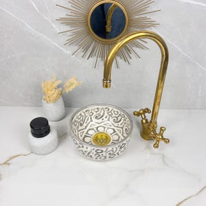 Ręcznie wykonana szara ceramiczna umywalka nablatowa - centralny element łazienkowej toaletki do ekologicznego wystroju - element łazienkowy