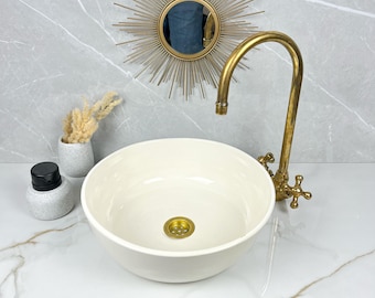 Handgemaakte witte keramische wastafel: moderne, minimalistische badkamerwastafel