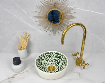 Groene moderne wastafel: handgemaakt keramiek boven aanrecht