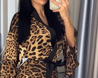 Kimono in seta con stampa leopardata, vestaglia corta in raso, copricostume da spiaggia