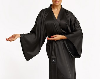 Zwart satijnen kimonobadjas vloerlengte en wijde mouwen, loungekleding, zwarte kamerjas