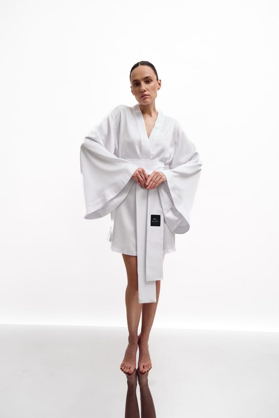 Robe elegante de cetim branco, robe nupcial matinal, estilo