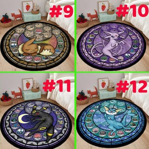 Può includere: Quattro tappeti rotondi con disegni a vetrata raffiguranti personaggi Pokémon. Ogni tappeto ha un bordo nero e un'immagine centrale di un diverso Pokémon, tra cui Eevee, Espeon, Umbreon e Vaporeon. I tappeti sono sul pavimento di una camera da letto.