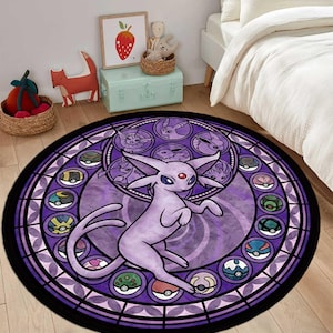 Könnte beinhalten: Ein runder Teppich mit einem violetten Design im Buntglas-Stil und einer zentralen Espeon-Figur. Der Rand enthält kreisförmige Symbole verschiedener bunter Poké-Bälle, die in einem sich wiederholenden Muster auf violettem Grund angeordnet sind.