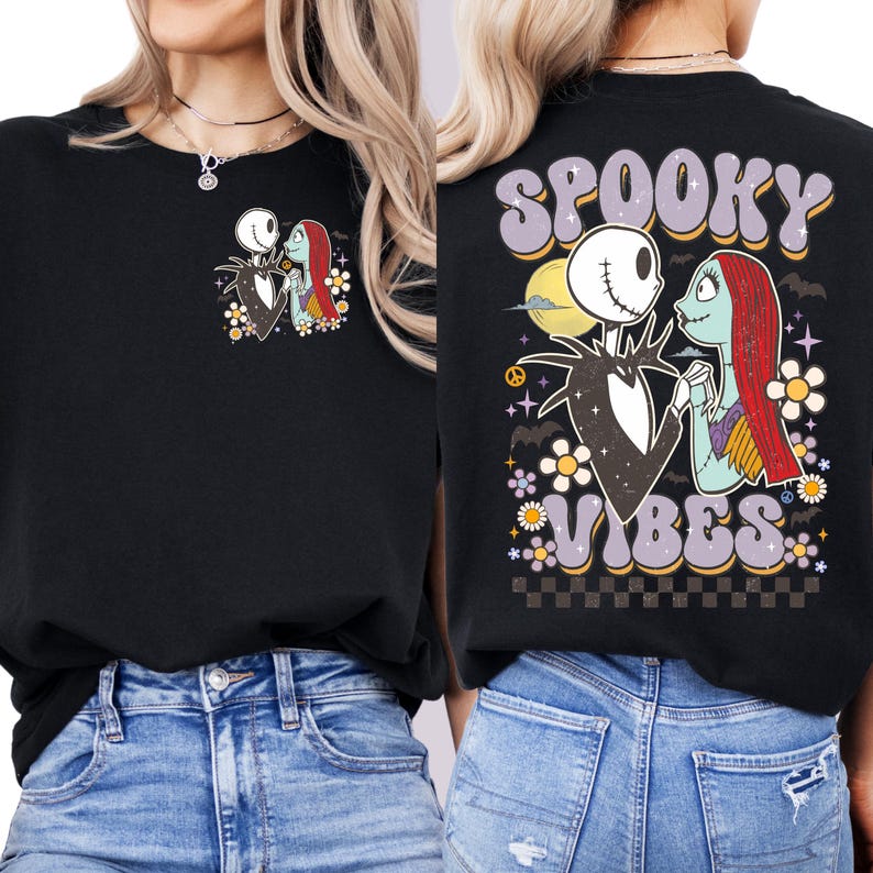 Puede incluir: Sudadera negra con un gr&aacute;fico de Jack Skellington y Sally de The Nightmare Before Christmas. La parte delantera tiene una imagen peque&ntilde;a, mientras que la parte trasera muestra "Spooky Vibes" en una fuente retro con detalles florales y a cuadros.