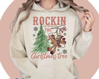 トイ・ストーリーのクリスマスTシャツ、バズ・ライトイヤーのホリデーTシャツ、ディズニー／ピクサーのキャラクター、ファミリー向けアパレル