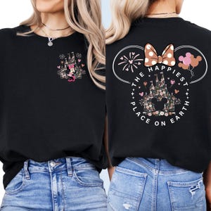 ミニーマウスシャツ、カスタムバースデーシャツ、ディズニートリップTシャツ、お母さんへのパーソナライズギフト、かわいいミニーの衣装