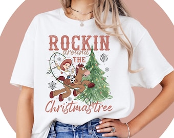 トイ・ストーリーのクリスマスTシャツ、バズ・ライトイヤーのホリデーTシャツ、ディズニー／ピクサーのキャラクター、ファミリー向けアパレル