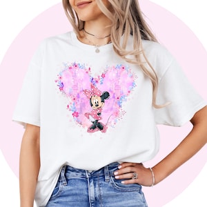 ミニーマウスシャツ、カスタムバースデーシャツ、ディズニートリップTシャツ、お母さんへのパーソナライズギフト、かわいいミニーの衣装
