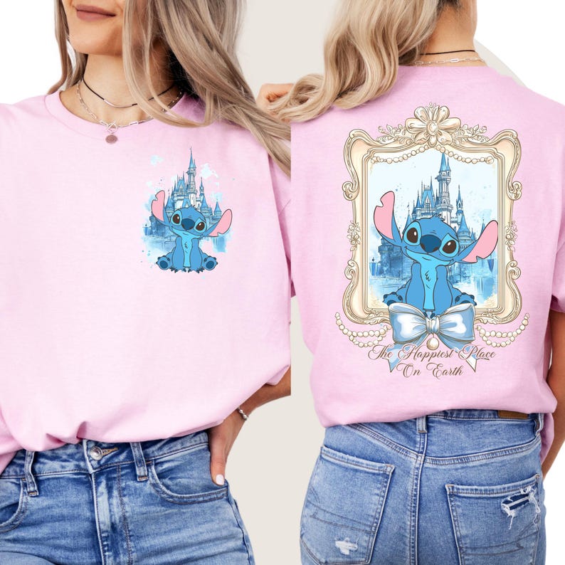 Puede incluir: Camiseta rosa con un personaje azul Stitch y un gr&aacute;fico de castillo en la parte delantera. La parte posterior de la camiseta tiene una imagen enmarcada de Stitch con un castillo y el texto "The Happiest Place On Earth".