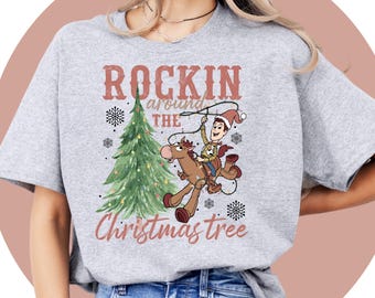 トイ・ストーリーのクリスマスTシャツ、バズ・ライトイヤーのホリデーTシャツ、ディズニー／ピクサーのキャラクター、ファミリー向けアパレル