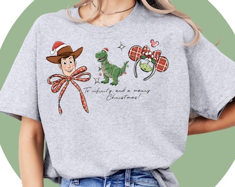 トイ・ストーリーのクリスマスTシャツ、バズ・ライトイヤーのホリデーTシャツ、ディズニー／ピクサーのキャラクター、ファミリー向けアパレル