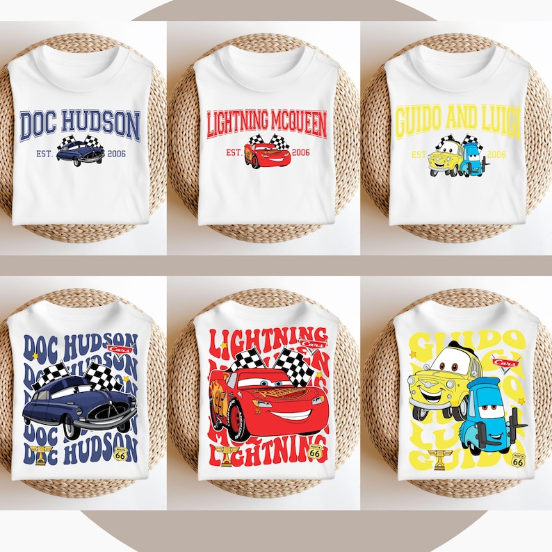 以下が含まれることがあります： 異なるカーズのキャラクターがプリントされた白いTシャツ6枚。シャツには、ドック・ハドソン、ライトニング・マックィーン、グイドとルイジが描かれています。一部のシャツには、チェッカーフラッグ柄の背景があります。