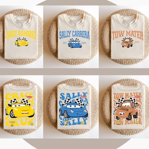 Puede incluir: Seis camisetas diferentes con personajes de la pel&iacute;cula Cars de Disney Pixar. Las camisetas son de color beige con gr&aacute;ficos coloridos de los personajes, incluyendo Rayo McQueen, Mate y Sally. Las camisetas tienen el texto "Cruz Ramirez", "Sally Carrera", "Tow Mater", "Cruz", "Sally" y "Tow Mater".