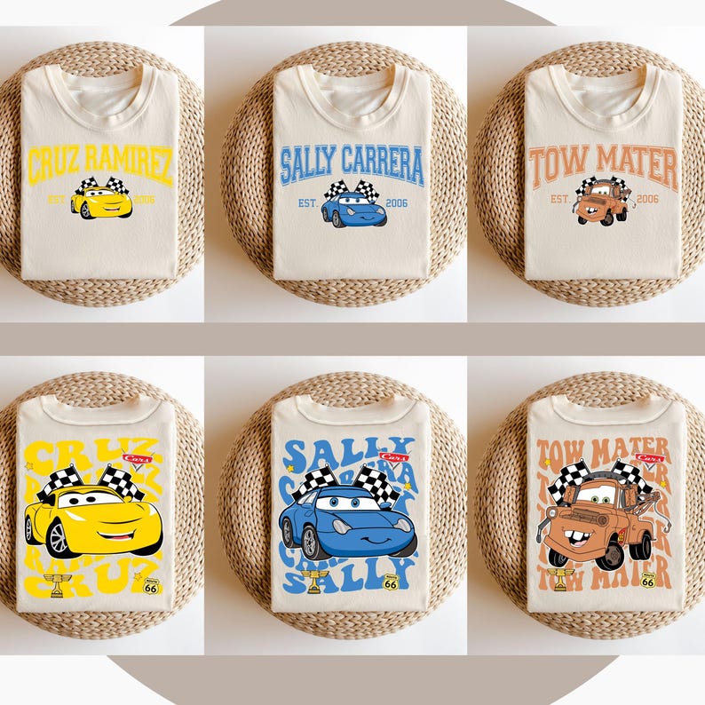 Puede incluir: Seis camisetas diferentes con personajes de la pel&iacute;cula Cars de Disney Pixar. Las camisetas son de color beige con gr&aacute;ficos coloridos de los personajes, incluyendo Rayo McQueen, Mate y Sally. Las camisetas tienen el texto "Cruz Ramirez", "Sally Carrera", "Tow Mater", "Cruz", "Sally" y "Tow Mater".