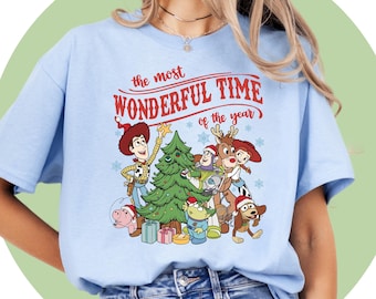 トイ・ストーリーのクリスマスTシャツ、バズ・ライトイヤーのホリデーTシャツ、ディズニー／ピクサーのキャラクター、ファミリー向けアパレル