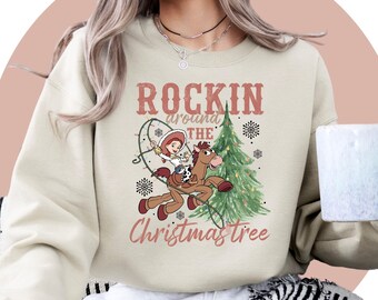 トイ・ストーリーのクリスマスTシャツ、バズ・ライトイヤーのホリデーTシャツ、ディズニー／ピクサーのキャラクター、ファミリー向けアパレル
