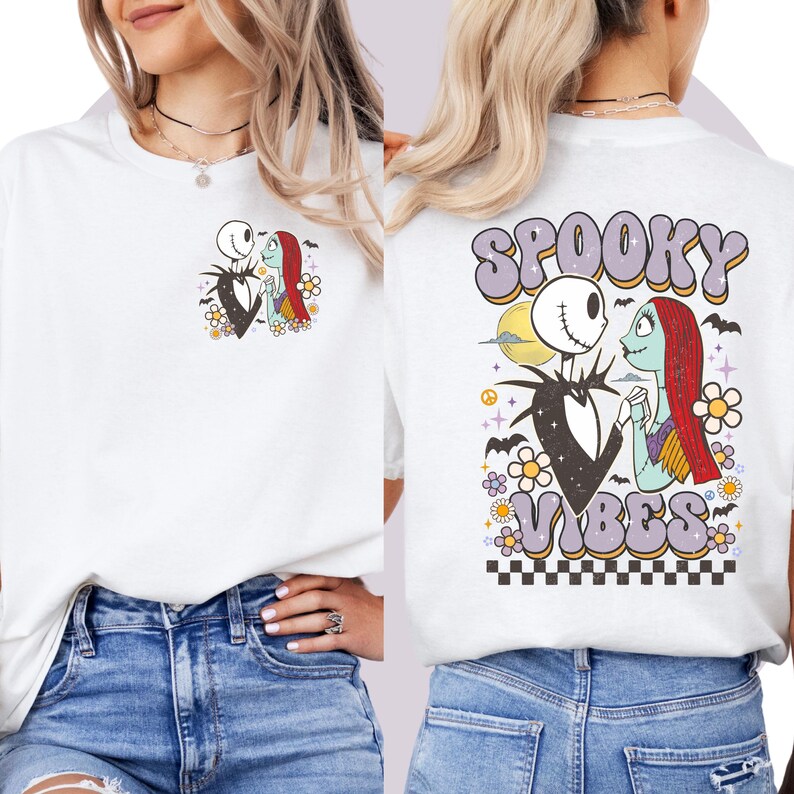 Puede incluir: Camiseta blanca con un gr&aacute;fico de Jack Skellington y Sally de The Nightmare Before Christmas. La parte trasera de la camiseta tiene las palabras "Spooky Vibes" en una fuente retro, con una luna y detalles florales.