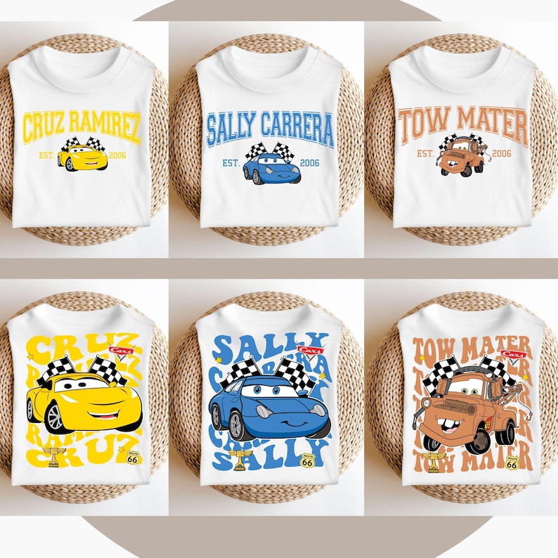 以下が含まれることがあります： ディズニーピクサー映画「カーズ」のキャラクターをフィーチャーした、異なるデザインの白いTシャツ6枚。デザインには、クルーズ・ラミレス、サリー・カレラ、メーターが含まれています。一部のデザインには、キャラクターが市松模様の旗を持ち、「クルーズ」、「サリー」、「メーター」というテキストがパターンで繰り返されています。