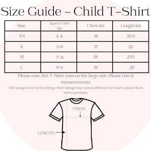 Puede incluir: Tabla de tallas para una camiseta de ni&ntilde;o con medidas en pulgadas. La tabla muestra la talla, la edad aproximada del ni&ntilde;o, la medida del pecho y la longitud. La tabla tambi&eacute;n incluye un diagrama de una camiseta con las medidas del pecho y la longitud etiquetadas.