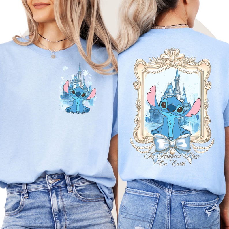 Puede incluir: Dos camisetas de color azul claro con un personaje azul Stitch. La camiseta delantera presenta a Stitch frente a un castillo. La camiseta trasera presenta a Stitch en un marco con un castillo y el texto "The Happiest Place On Earth".