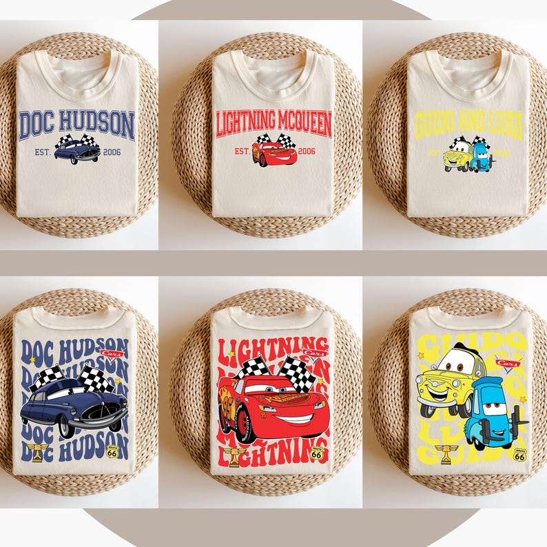 Puede incluir: Seis camisetas diferentes con personajes de la franquicia de pel&iacute;culas Cars de Disney Pixar. Las camisetas presentan a Doc Hudson, Rayo McQueen y Mate. Las camisetas son todas blancas con gr&aacute;ficos coloridos. El texto en las camisetas dice "Doc Hudson", "Rayo McQueen" y "Mate".