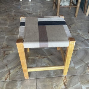 Handgefertigter Eukalyptus Holzhocker: Geflochtene Sabra Sitzfläche, marokkanisches Dekor