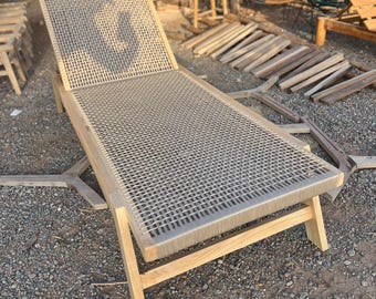 Ligstoel in de tuin, moderne chaise longue voor buiten: verstelbare rugleuning