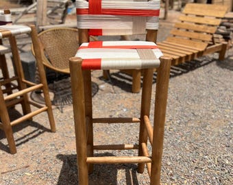 Blau, Gelb, Beige und Weißer Hocker