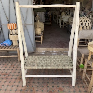 Urocze meble ogrodowe i ogrodowe: krzesła akcentowe, ławki i dekoracje w stylu bajkowego ogrodu, które stworzą przytulny dom