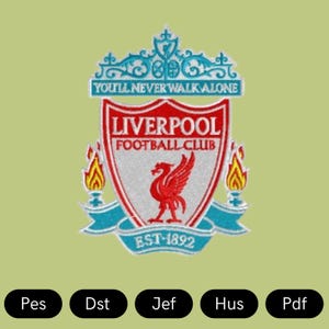 Puede incluir: Escudo bordado del Liverpool Football Club. Presenta un escudo rojo con un ave roja, el texto "LIVERPOOL FOOTBALL CLUB" y la frase "YOU'LL NEVER WALK ALONE". Sobre un fondo verde claro.