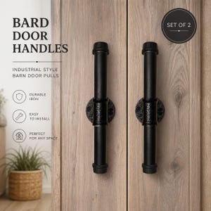 Puede incluir: Dos manijas negras de estilo industrial para puertas de granero. Las manijas son de hierro y fáciles de instalar. La imagen incluye el texto "BARD DOOR HANDLES" y "SET OF 2".