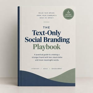 Op de afbeelding: Een boek getiteld The Text-Only Social Branding Playbook met een crèmekleurige kaft, donkerblauwe en saliegroene accenten, en tekst die luidt Build Your Brand, Grow Your Community, Make An Impact, en Strategy, Voice, Engagement.