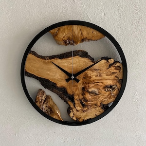 Orologio da parete in metallo e legno d'ulivo su misura, grande orologio in legno, orologio rustico con bordo vivo, arte murale in legno, regalo per la nuova casa, regalo personalizzato