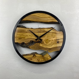 Orologio da parete in metallo e legno d'ulivo su misura, grande orologio in legno, orologio rustico con bordo vivo, arte murale in legno, regalo per la nuova casa, regalo personalizzato