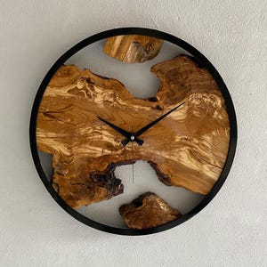 Orologio da parete in metallo e legno d'ulivo su misura, grande orologio in legno, orologio rustico con bordo vivo, arte murale in legno, regalo per la nuova casa, regalo personalizzato