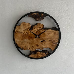 Orologio da parete in metallo e legno d'ulivo su misura, grande orologio in legno, orologio rustico con bordo vivo, arte murale in legno, regalo per la nuova casa, regalo personalizzato