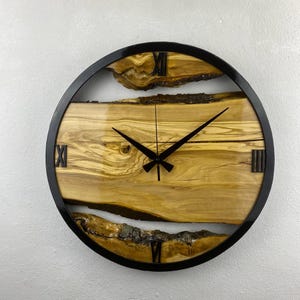 Orologio da parete in metallo e legno d'ulivo su misura, grande orologio in legno, orologio rustico con bordo vivo, arte murale in legno, regalo per la nuova casa, regalo personalizzato