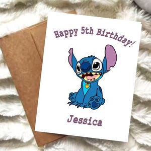 Tarjeta de cumpleaños de Stitch / Nombre personalizado / Tarjeta A2 / Tarjeta inspirada en Lilo y Stitch / Tarjeta para niños o fanáticos de Disney / Digital o física