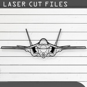 Peut inclure: Un dessin au trait noir et blanc d'un avion de chasse, avec les mots "LASER CUT FILES" en haut de l'image. Sous l'avion se trouvent des icônes pour les formats de fichiers CDR, AI, SVG, DXF et PDF.