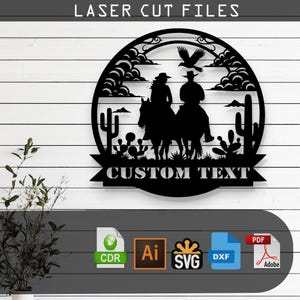 Puede incluir: Silueta en blanco y negro de una pareja montando a caballo con una pancarta de texto personalizada. La pareja lleva sombreros de vaquero y cabalga en un paisaje desértico con cactus y nubes. El diseño es perfecto para el corte por láser.