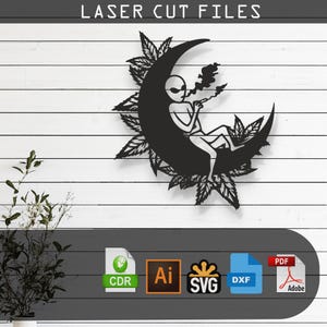 Op de afbeelding: Zwart-wit laser-snijbestand ontwerp van een alien die op een halve maan zit met marihuana bladeren. Het ontwerp is beschikbaar in de formaten CDR, AI, SVG, DXF en PDF.