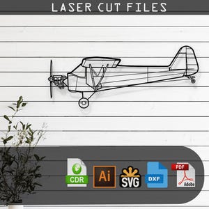 Op de afbeelding: Een zwart-witte lijntekening van een klein vliegtuig. De afbeelding is gelabeld met "LASER CUT FILES" en bevat pictogrammen voor de bestandsformaten CDR, AI, SVG, DXF en PDF.