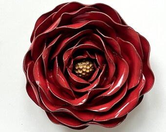 Fleur murale rose - petite - en rouge avec un centre jaune