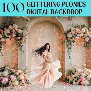 Pode incluir: Uma mulher com um vestido longo e fluido rosa está em frente a um fundo de flores brancas e rosas e luzes brilhantes. O fundo é decorado com guirlandas de flores e luzes brilhantes. A mulher sorri e segura a barriga.