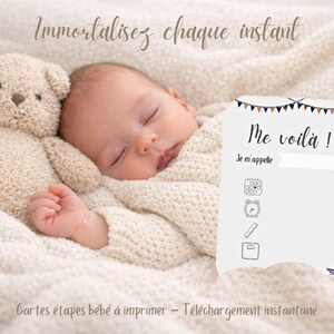 May include: A sleeping baby lies on a cream-colored blanket next to a stuffed teddy bear. A card with the text "Me voilà!" and "Je m'appelle" is visible. The card has a banner of blue and gold flags at the top. The text "Immortalisez chaque instant" and "Cartes étapes bébé à imprimer" are also visible.