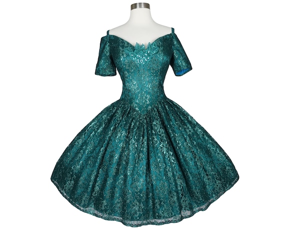Green Flowing Skirt Off-Shoulder Party Dress Green Flowing Skirt Off-Shoulder Party Dress